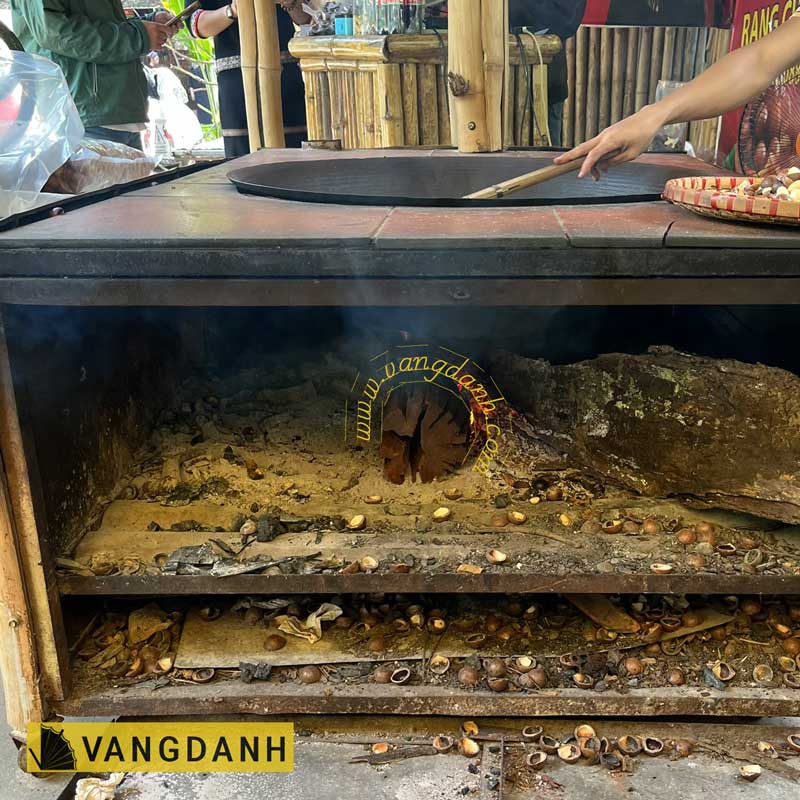 Hình Mắc ca rang củi trên chảo từ 2 giờ đến 3 giờ