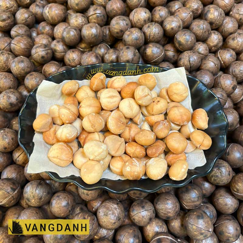 Hình hạt Mắc ca rang củi sau khi tách vỏ